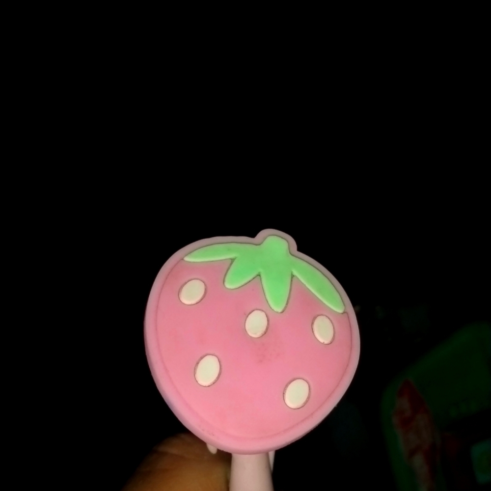 Strawberry 🍓 pen from shein the color is light pink it's about five inches long